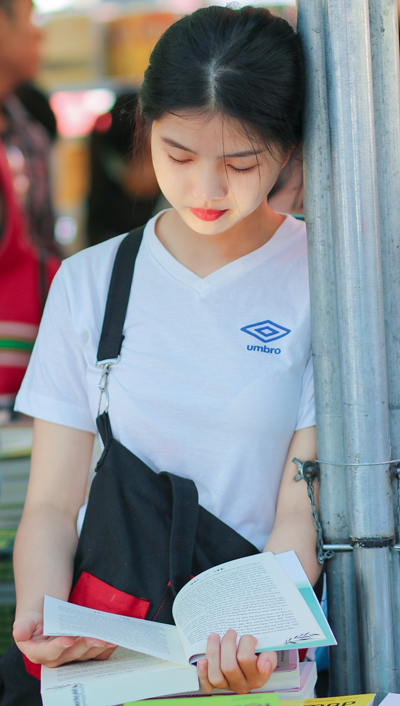 爱读书的女生