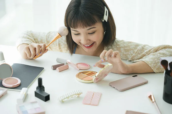 化妆的女人