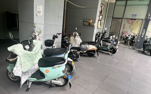 小区里空地停车