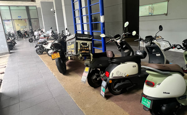 小区里空地停车